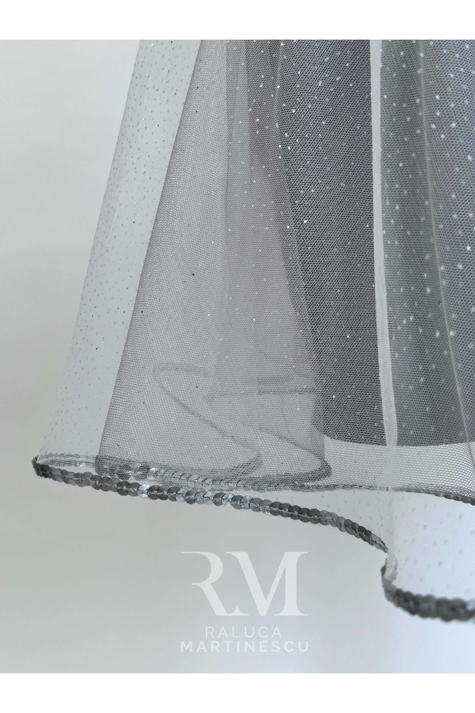 Rochie din tulle gri cu sclipici si tiv din sirag de paiete